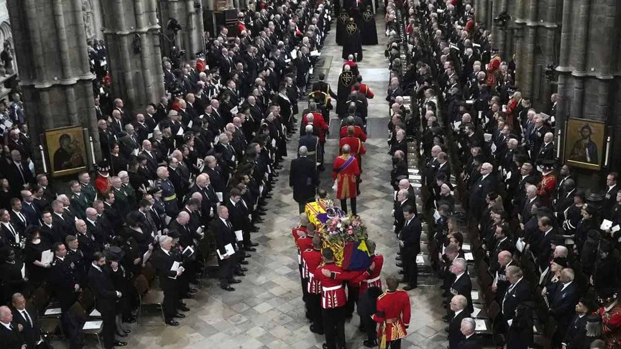 Peti mati Ratu Elizabeth II dibawa ke Westminster Abbey untuk pemakamannya di pusat kota London, Senin, 19 September 2022.(Foto AP/Frank Augstein)