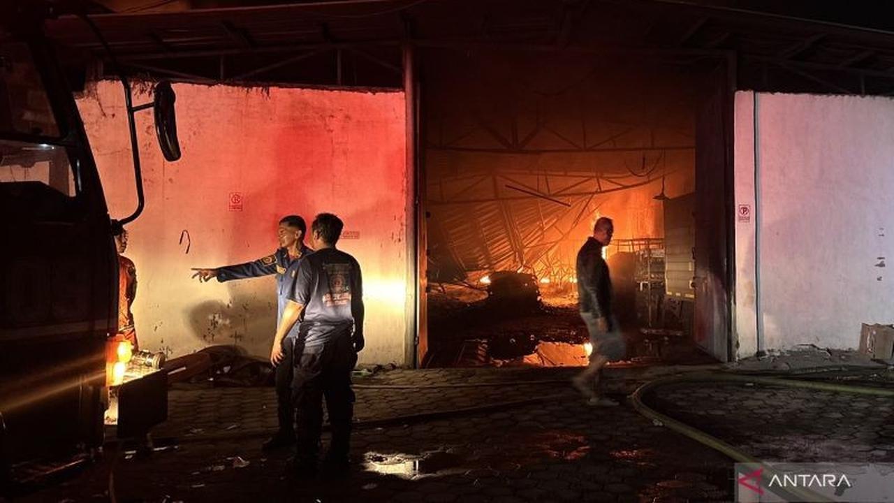 Delapan Damkar Padamkan Tiga Gudang: Kebakaran Hebat Landa Cimahi!