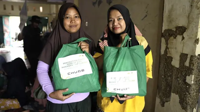 Chubb Life Indonesia menyalurkan bantuan kepada korban banjir bandang dan tanah longsor baru-baru ini di Aceh Tamiang dan Tapanuli Tengah, Sumatera. (Dok Chubb Life)