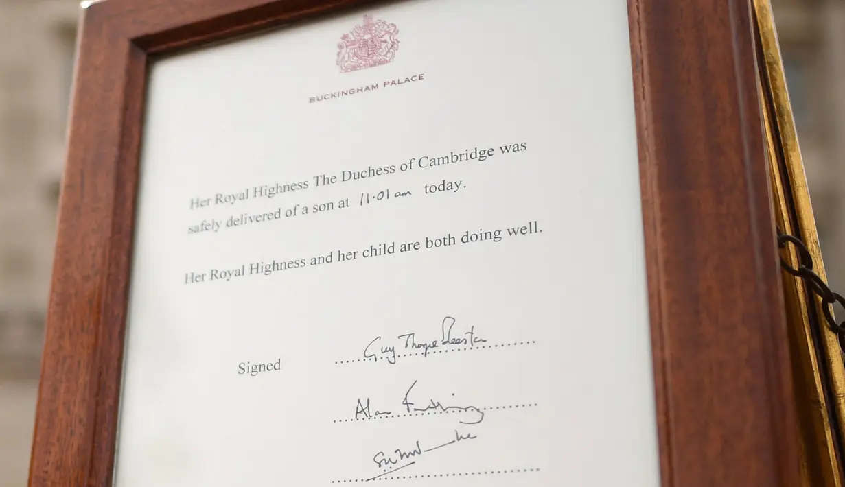 Pengumuman kelahiran bayi baru kerajaan terpajang di halaman depan Istana Buckingham, London, Inggris, Senin (23/4). Belum diketahui siapan nama bayi ketiga Kate Middleton. (Pool Photo via AP)