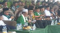 Ribuan warga nahdiyin kabupaten Garut, Jawa Barat menggelar istigosah kubro, sebagai rangkaian puncak kegiatan perayaan 1 Abad NU (Nahdlatul Ulama) di kota Intan Garut. (Liputan6.com/Jayadi Supriadin)