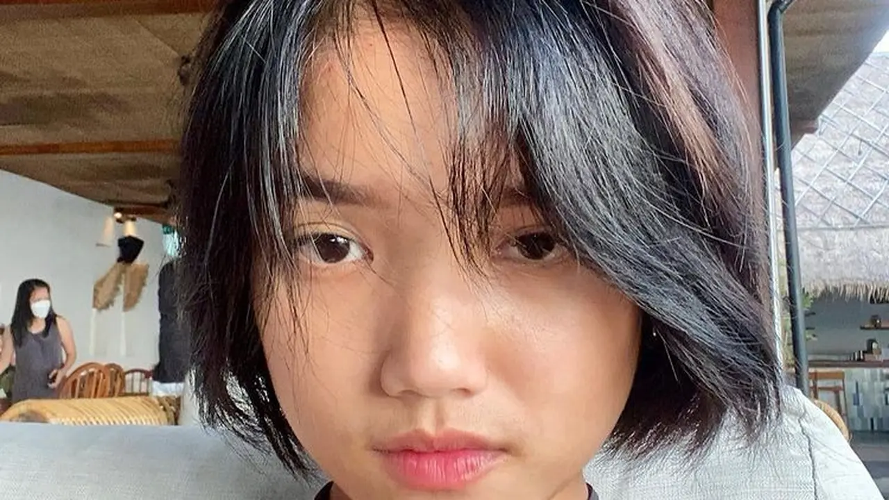 6 Potret Fuji Tanpa Makeup, Sempat Jadi Pejuang Jerawat