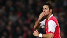 Gelandang Arsenal, Cesc Fabregas, membuka gol kemenangan timnya atas Slavia Praha. Pada akhir laga, Arsenal menang 7-0 atas Slavia di Emirates, London, 23 Oktober 2007. (AFP/Carl de Souza)