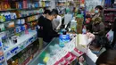 Orang-orang membeli perlengkapan rumah tangga di apotek saat penduduk khawatir kekurangan pasokan di Hong Kong, 28 Februari 2022. Pada 28 Februari 2022, Hong Kong melaporkan rekor tertinggi kasus COVID-19 yaitu sebanyak 34.466. (AP Photo/Vincent Yu)