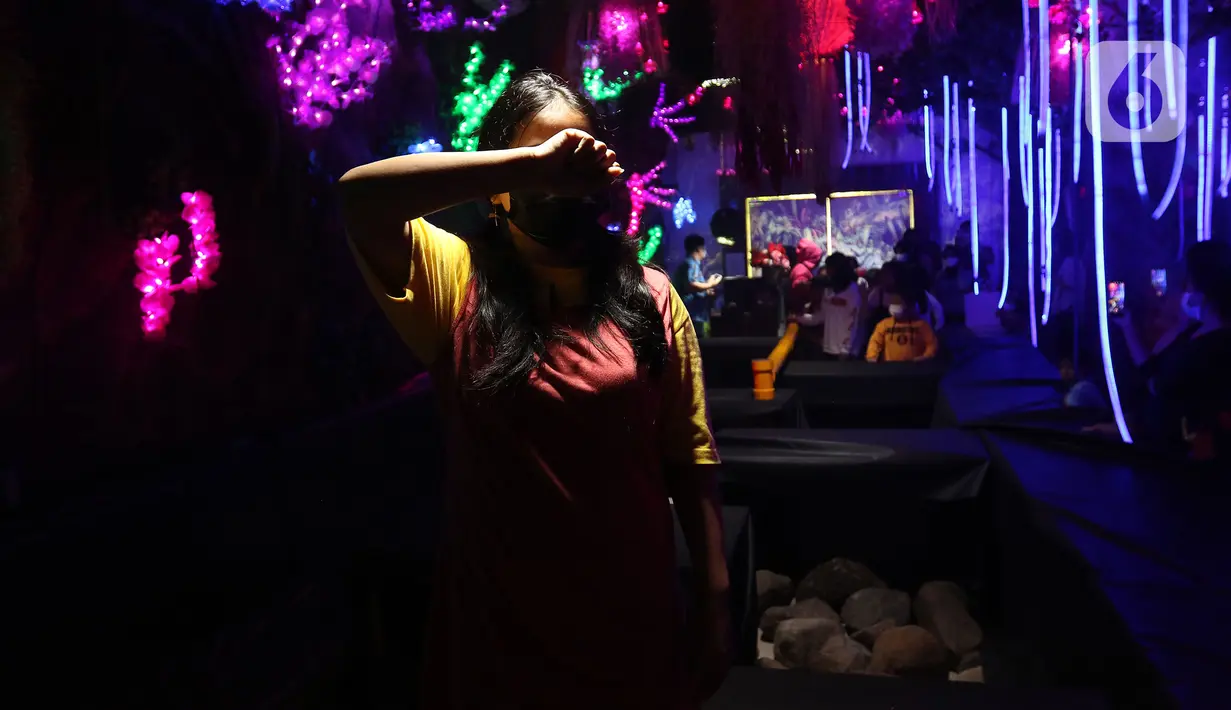 Pengunjung bermain salah satu permainan dalam serial Netflix Squid Game di Cafe Strawberry, Jakarta, Sabtu (16/10/2021). Cafe tersebut mengusung tema permainan film Squid Game untuk memberikan daya tarik bagi pengunjung yang ingin makan sekaligus mencoba permainan itu. (Liputan6.com/Herman Zakharia)
