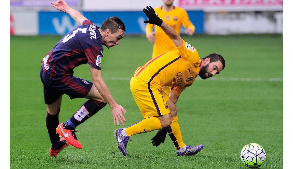 Pemain Eibar,Gonzalo Escalante (kiri) terus membayangi gerakan pemain Barcelona, Arda Turan pada laga pekan ke-28 La Liga Spanyol 2015-2016 di Stadion Municipal de Ipurua, Minggu (6/3/2016) malam WIB. (AFP/Ander Gillenea)