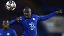Gelandang Chelsea, N'Golo Kante mengontrol bola saat menghadapi Atletico Madrid pada laga leg kedua babak 16 besar Liga Champions 2020/2021 di Stamford Bridge, London (17/3/2021). N'Golo Kante menjadi gelandang andalan terbaru yang dilepas Chelsea secara gratis menjelang musim 2023/2024 bergulir. Al Ittihad akan menjadi klub terbarunya setelah membela The Blues selama 7 musim sejak didatangkan dari Leicester City pada 2016/2017 dengan nilai transfer 35,8 juta euro. Ia total bermain dalam 269 laga di semua ajang dengan torehan 13 gol dan 16 assist. (AFP/Ben Stansall)