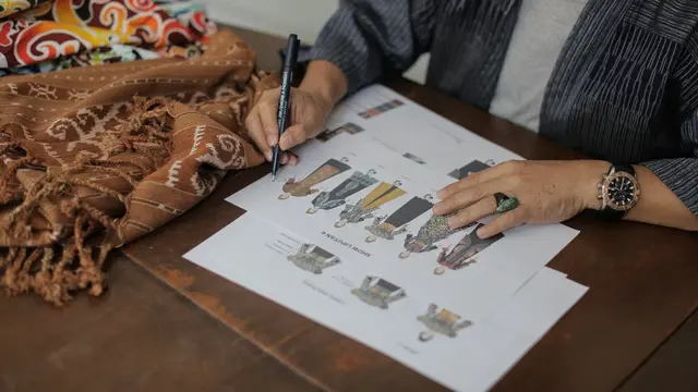 Desainer Kemeja Tenun SBY, Wignyo Rahadi Hadirkan Pesona Kain Tarakan dalam Koleksi 'Exotica' di Parade Wastra Nusantara 2025