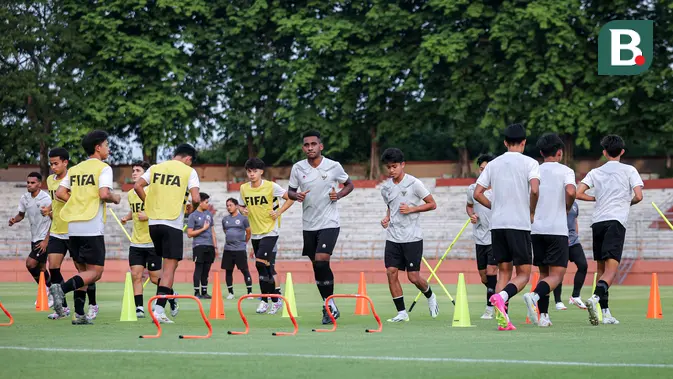 Kapten Timnas Indonesia U-17, Iqbal Gwijangge (tengah) dan rekannya melakukan pemanasan saat latihan resmi menjelang laga penentu Grup A Piala Dunia U-17 2023 di Stadion Gelora 10 November, Tambaksari, Surabaya, Rabu (15/11/2023). (Bola.com/Bagaskara Lazuardi)