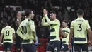 Para pemain Manchester City bereaksi terhadap para penggemar setelah bertanding melawan Nottingham Forest pada pertandingan lanjutan Liga Premier Inggris di  Stadion City Ground, Nottingham, Inggris, Sabtu (18/2/2023). Man City bermain imbang atas Nottingham Forest dengan skor 1-1. (AP Photo/Rui Vieira)