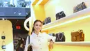 Yasmin Napper memancarkan pesona elegan dalam balutan jaket putih yang dipadukan dengan leather mini skirt. Penampilannya semakin lengkap dengan Twisted Tabby Bag berwarna hitam, menghadirkan nuansa sophisticated yang effortless. [Dok/FIMELA/Adrian Utama P].