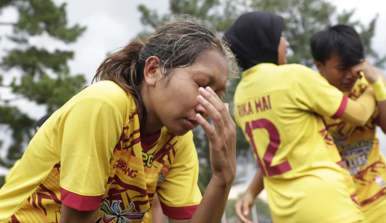 Para pemain Sumatra Selatan menangis usai meraih gelar juara Piala Pertiwi setelah mengalahkan Bangka Belitung pada laga final di NYTC Sawangan, Depok, Jumat (3/5). Sumsel menang 2-1 atas Babel. (Bola.com/Vitalis Yogi Trisna)