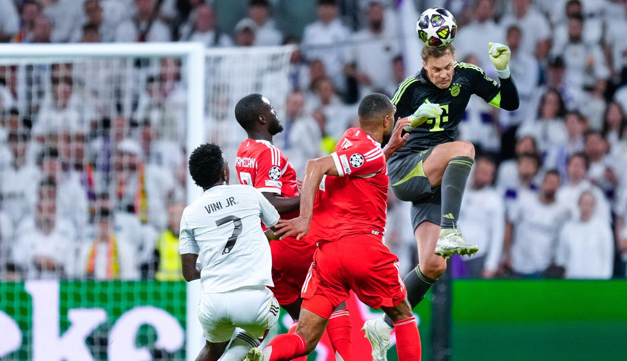 Kiper Bayern Munchen, Manuel Neuer, berusaha menghalau bola dengan tandukan kepala saat melawan Real Madrid pada laga leg pertama perempat final Liga Champions di Stadion Santiago Bernabeu, Rabu (8/4/2026). (AP Photo/Jose Breton)