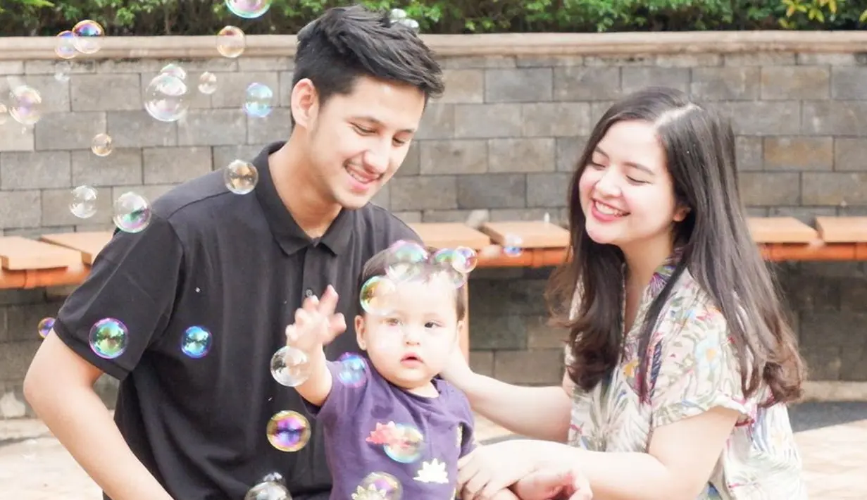 "Langsung kepikiran juga 'PR banget tapi yak hamil pandemi gini' terus juga 'yaelah tuh badan belum balik gimana ceritanya mau bengkak lagi?!' terus juga 'ah kan Arr belum lulus ASI terus nanti jealous gak sih kalau punya adek' nah galau deh ?" lanjut Tasya Kamila. (Instagram/tasyakamila)