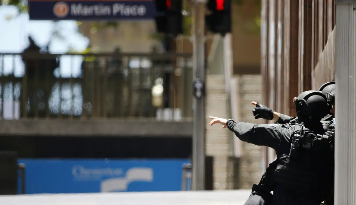 Aparat kepolisian Australia mengepung situasi kafe Lindt di Sydney, Australia (15/12/2014). Puluhan sandera terperangkap di dalam kafe Lindt di Sydney, Australia. (REUTERS/Jason Reed)
