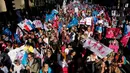 Pengunjuk rasa melakukan aksi protes dengan membawa bendera dan spanduk anti gay di Paris, Prancis, Minggu (16/10). Mereka membawa bendera yang bertuliskan "La Manif Pour Tous" dan menentang pernikahan sejenis. (Reuters/ Benoit Tessier)