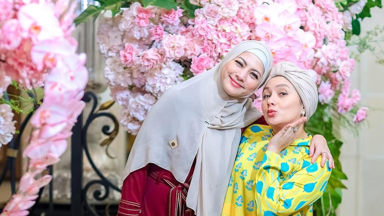 Potret Cantik Cut Keke Berhijab dan Berkumpul dengan Sahabat Sholeha