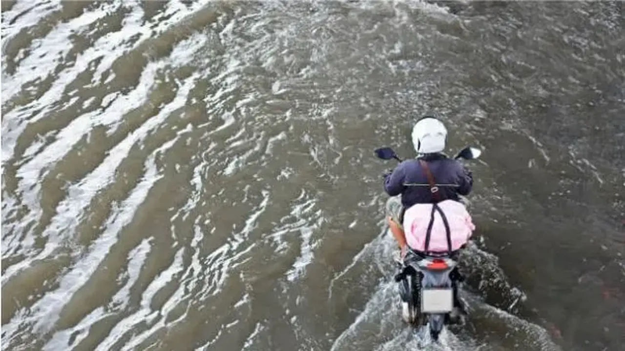 Motor menerobos banjir