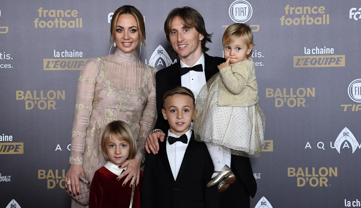 Gelandang Real Madrid, Luka Modric bersama keluarganya menghadiri malam penghargaan Ballon d'Or 2018 di Grand Palais, Paris, Senin (3/12). Modric terpilih sebagai peraih Ballon d'Or 2018 yang dirilis oleh France Football. (Anne-Christine POUJOULAT/AFP)
