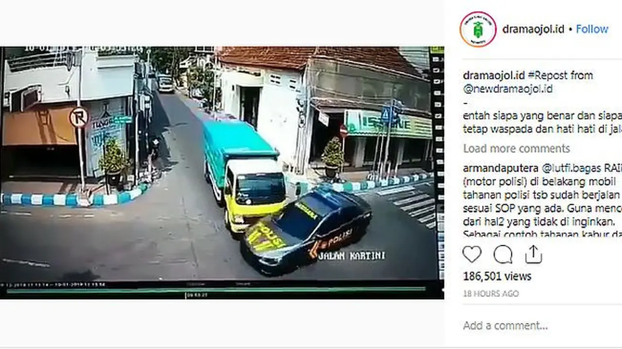Truk menabrak mobil polisi
