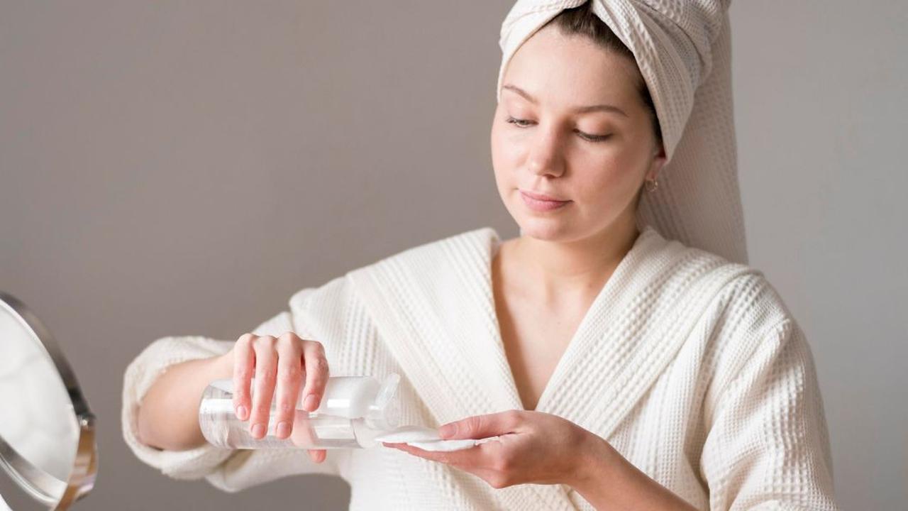 7 Cara Merawat Kulit Tubuh agar Tetap Lembap dan Terhidrasi Optimal Meski Sering di Ruangan AC, Glowing Terus