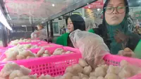 Pempek Palembang dijual di Pasar Tradisional 26 Ilir Palembang Sumsel (Liputan6.com / Nefri Inge)