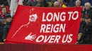 Sejumlah fans Liverpool membentangkan spanduk bertuliskan "semoga lama memimpin kita semua" saat laga putaran keempat Piala FA melawan Norwich City di Anfield, Liverpool, Inggris, Minggu (28/01/2024). (AP Photo/Jon Super)