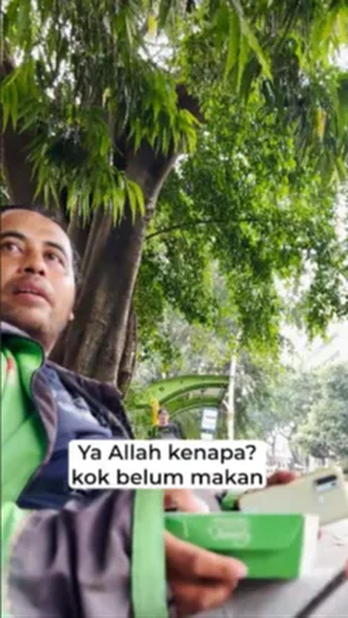 "Ya Allah mbak makasih mbak repot-repot. Ya Allah kenapa belum makan?," tanya sang driver iba saat tahu wanita ini belum makan.<br>