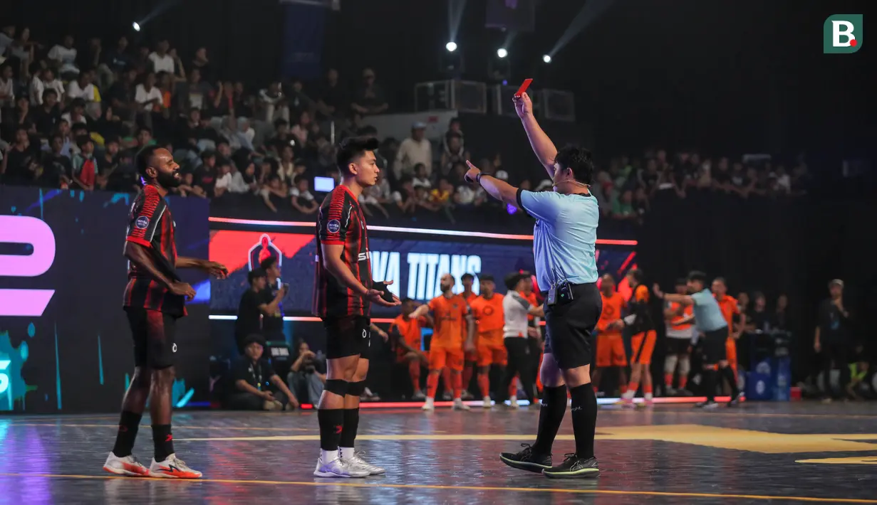 Pemain Grim Reaper, Sanjaya mendapatkan kartu merah dari wasit setelah melakukan pelanggaran terhadap pemain Nova Titans dalam laga final Futsal X Series 2 di GOR UNJ, Rawamangun, Jakarta, Minggu (18/01/2026). (Bola.com/Bagaskara Lazuardi)