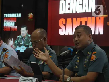 (Dari kiri) Danpuspom TNI Marsekal Muda (Marsda) Agung Handoko, Kapuspen TNI Laksamana Muda (Laksda) TNI Julius Widjojono dan Kepala Badan Pembinaan Hukum (Kababinkum) TNI Laksamana Muda TNI Kresno Buntoro memberi keterangan pres di Mabes TNI Cilangkap, Jakarta, Kamis (10/8/2023). (merdeka.com/Imam Buhori)