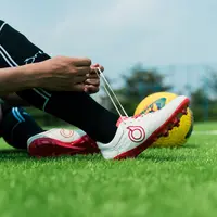 Koleksi sepatu sepak bola terbaru yang bawa nuansa main bola sebebas masa dulu (Ortuseight)