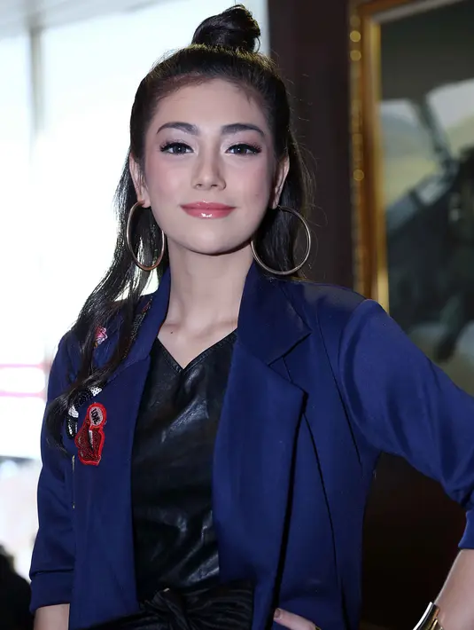 Sebagai bentuk rasa tanggung jawabnya sebagai seorang cowok, Stefan membantu biaya pendidikan anak-anak Celine. Meski itu bukan tanggung jawabnya sebagai kekasih. (Nurwahyunan/Bintang.com)