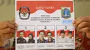 KPUD DKI Jakarta menunjukkan surat suara pemilihan gubernur dan wakil gubernur DKI Jakarta, Rabu (11/1).  KPUD DKI memastikan ketiga pasangan Cagub dan Cawagub DKI akan mengikuti kampanye debat terbuka yang pertama. (Liputan6.com/Immanuel Antonius)