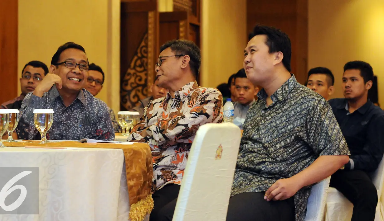 Mensesneg, Pratikno (kiri) berbincang dengan Plt Pimpinan KPK Johan Budi saat peringatan 17 tahun ICW di Jakarta, Selasa (4/8/2015). Peringatan 17 tahun ICW bersamaan dengan pembukaan Sekolah Anti Korupsi. (Liputan6.com/Helmi Fithriansyah)