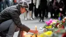 Seorang wanita menaruh lilin di depan Bandara Internasional St. Petersburg di Rusia, Minggu (1/11). ini sebagai bentuk penghormatan kepada para penumpang yang menjadi korban jatuhnya pesawat Kogalymavia di Mesir. (AFP PHOTO/OLGA MALTSEVA)