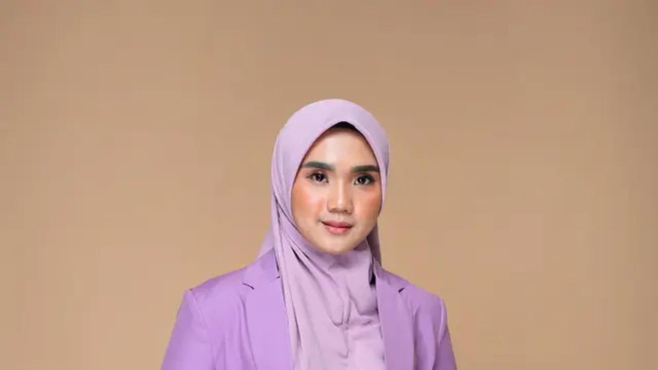 8 Tren Gamis Batik Modern dengan Detail Blazer Warna Lilac Soft, Sedang Digandrungi Muslimah Muda