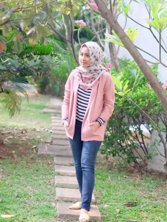 Perpaduan warna pastel dan tampak menyatu secara sempurna ketika Bella mengenakannya. (viainstagram@laudyacynthiabella/Bintang.com)