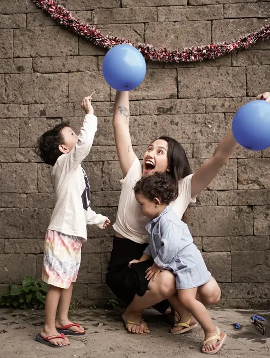 Meskipun usianya masih terbilang muda, namun Dahlia sudah membuktikan kepiawaiannya menjadi ibu. Terlebih kini ia memiliki momongan baru yang pastinya akan menambah warna di kehidupannya. (Instagram/dahliachr)