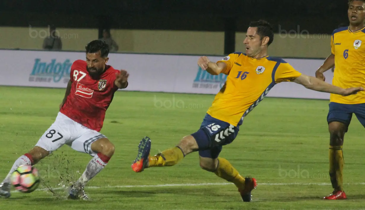 Gelandang Bali United, Stefano Lilipaly, melepaskan tendangan saat melawan Tampines Rovers pada laga kualifikasi Liga Champions Asia di Stadion I Wayan Dipta, Gianyar, Selasa (16/1/2018). Bali menang 3-1 atas Tampines. (Bola.com/Ronald Seger)