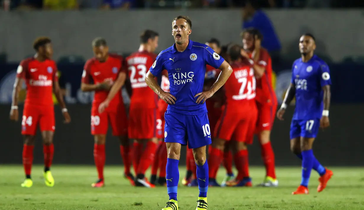 Pemain Leicester City, Andy King terlihat kecewa saat timnya kalah dari PSG pada laga International Champions Cup 2016 di StubHub Center, Carson, California, (30/7/2016). (Reuters/Mike Blake)