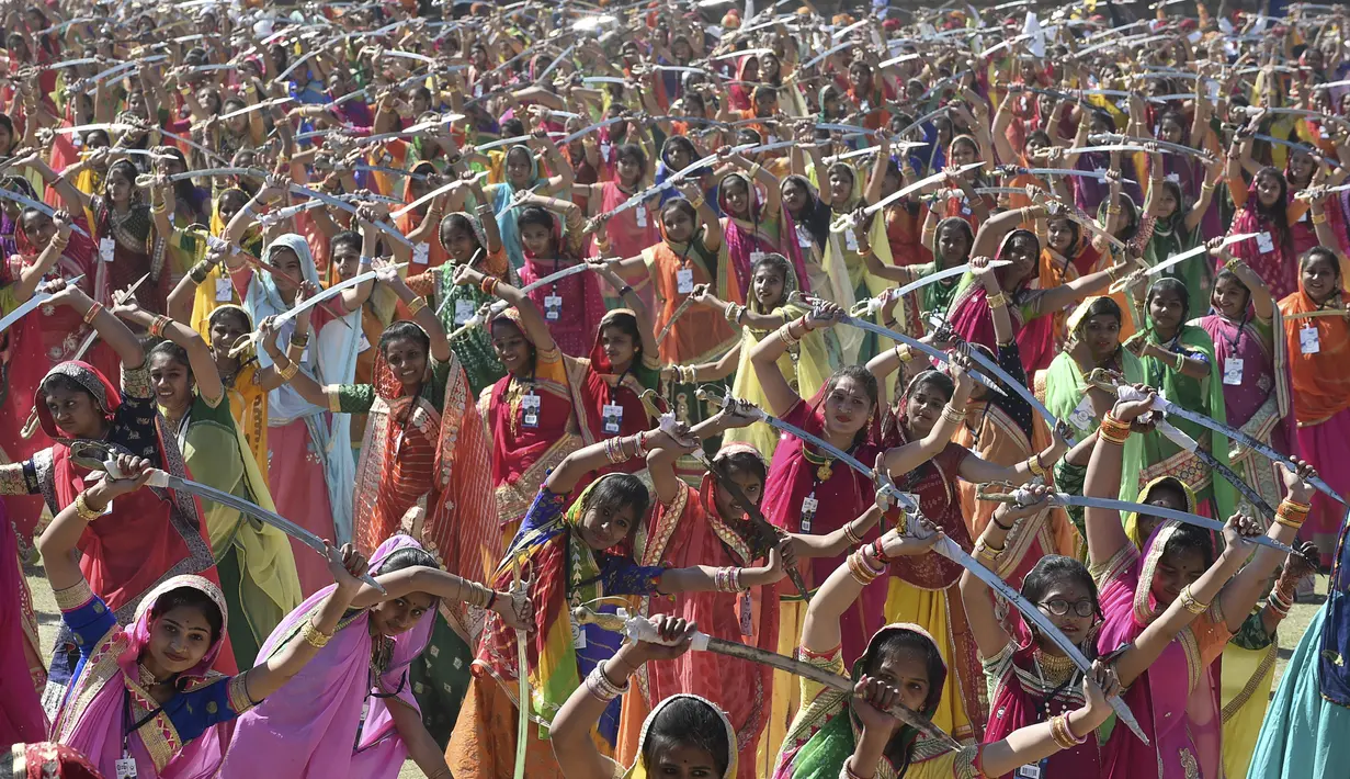 Wanita dari komunitas Shatriya menari dengan pedang untuk menetapkan rekor dunia dalam upacara penobatan raja Rajkot ke-17, Thakorsaheb Mandhatasinh Jadeja di Rajkot,  Ahmedabad, India (28/1/2020).  Lebih dari 2.000 wanita mencetak rekor dunia mengikuti tarian pedang. (AFP/Sam Panthaky)