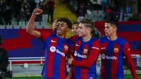 Para pemain Barcelona merayakan gol yang dicetak Lamine Yamal pada lanjutan Liga Spanyol 2023/2024 di&nbsp;Estadio Olimpic Lluis Companys, Sabtu (9/3/2024) dini hari WIB.&nbsp;(AP Photo/Joan Monfort)
