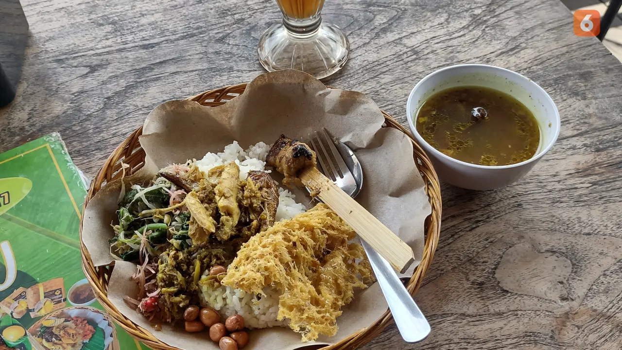 Bikin Ngiler, Nikmatnya Nasi Campur Bali dengan Sambal Bongkot
