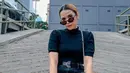 <p>Dinda Kanya Dewi kerap membagikan penampilannya saat mengenakan kacamata melaui akun Instagram miliknya, dindakanyaa. Ia terlihat cantik dan modis dengan berbagai aneka jenis kacamata, mulai dari hitam hingga stylish. (Instagram/dindakanyaa)</p>