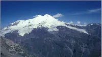 Pakai Batik ke Puncak Elbrus, Tim Mapala UMY Pecahkan Rekor Muri 