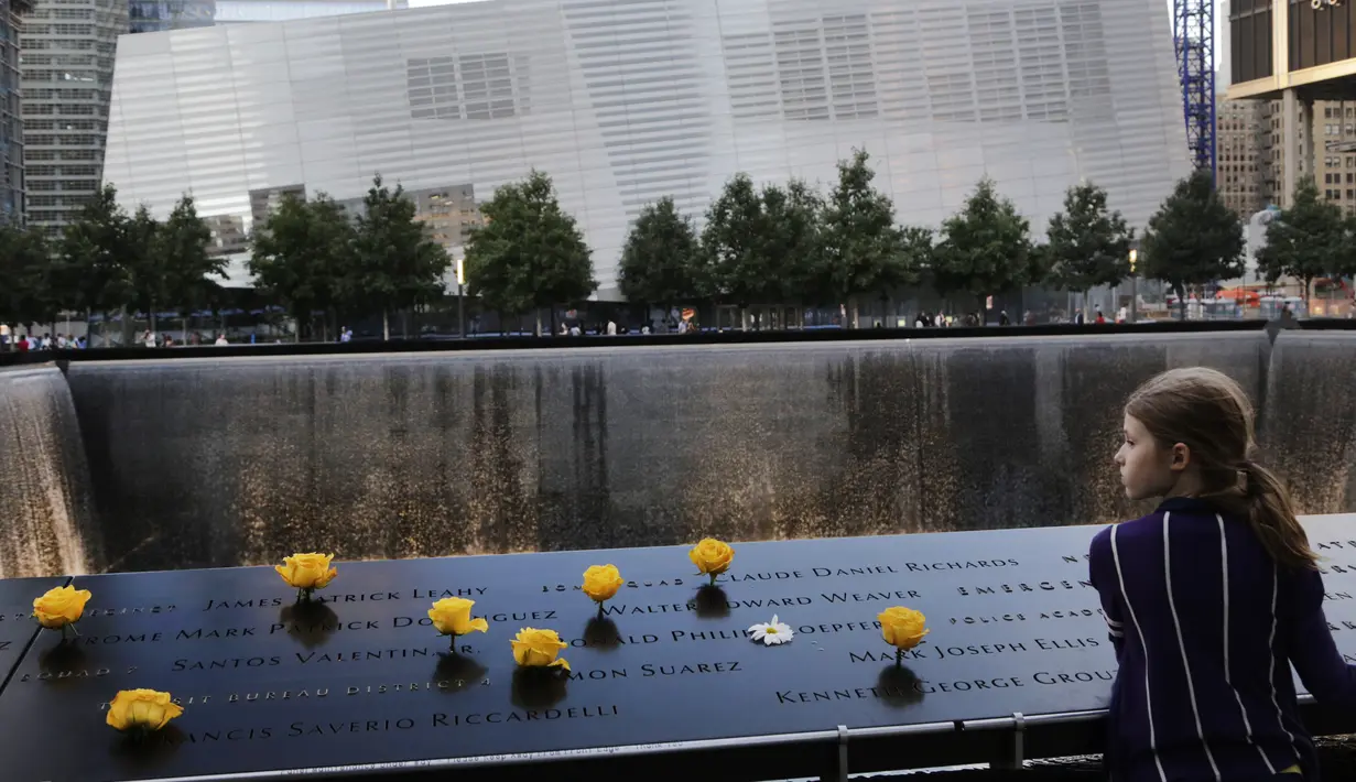 File foto 8 September 2013 ini, Charlotte Newman (8) mengunjungi National September 11 Memorial and Museum di New York. (AP Photo/Mark Lennihan)