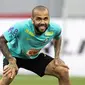 Bek timnas Brasil Dani Alves menghadiri sesi latihan di Stadion Nasional di Tokyo, Minggu (5/6/2022). Timnas Brasil akan menghadapi Jepang dalam laga persahabatan di Japan National Stadium pada hari Senin 6 Juni 2022, pukul 17.20 WIB. (Charly TRIBALLEAU / AFP)