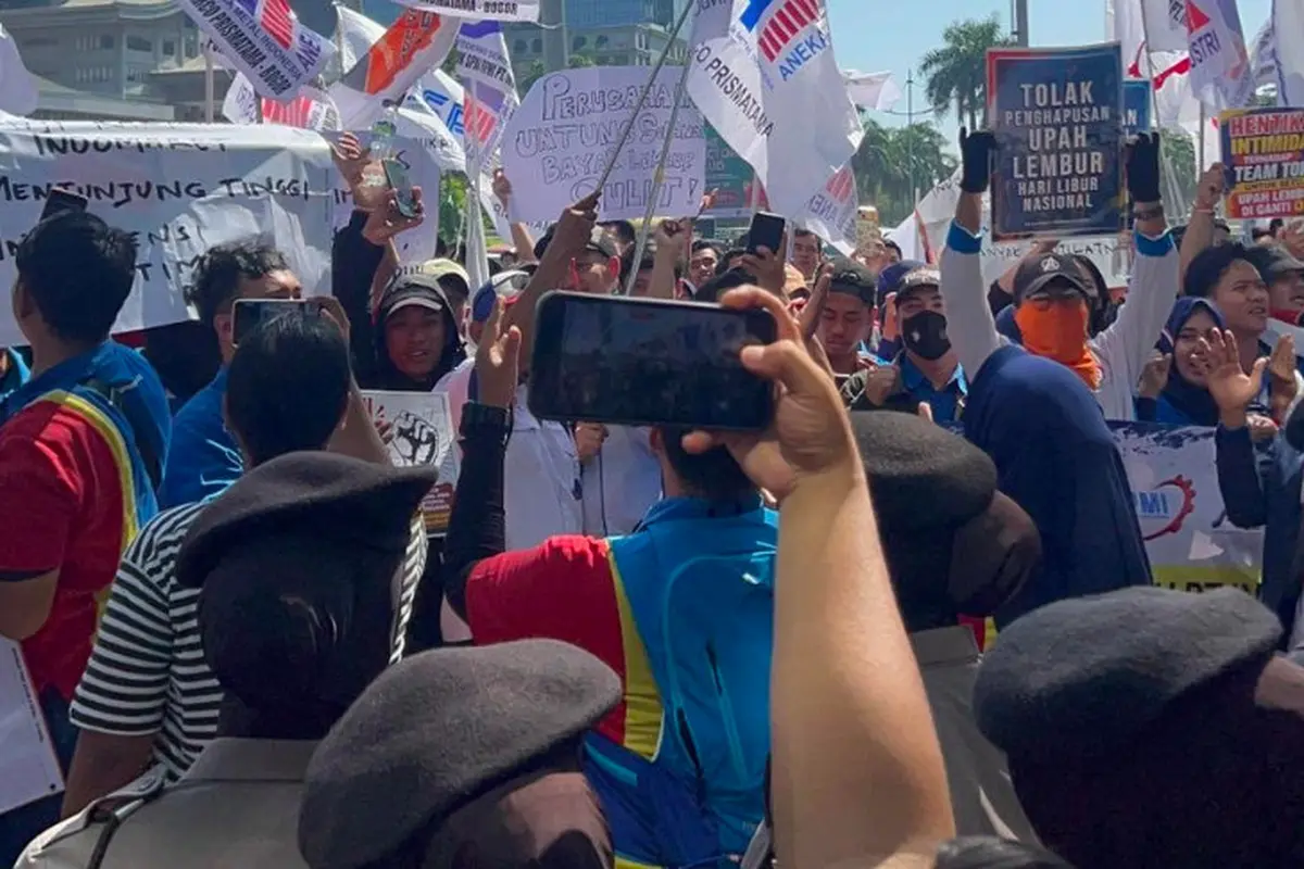 Karyawan yang tergabung dalam serikat pekerja PT Indomarco Prismatama menggelar aksi unjuk rasa di depan Menara Indomaret, Pantai Indah Kapuk (PIK), Jakarta Utara. (Istimewa)