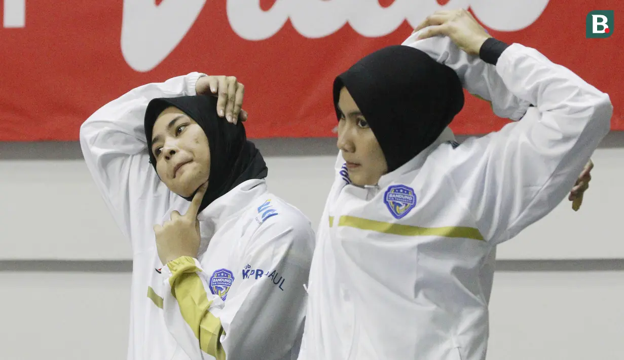 Pevoli Bandung BJB Tandamata, Annisa Siti (kiri) dan Yolana Betha melakukan pemanasan sebelum laga melawan Gresik Petrokimia Pupuk Indonesia pada final four PLN Mobile Proliga 2022 di Padepokan Bola Voli Sentul, Jumat (11/3/2022). (Bola.com/M Iqbal Ichsan)