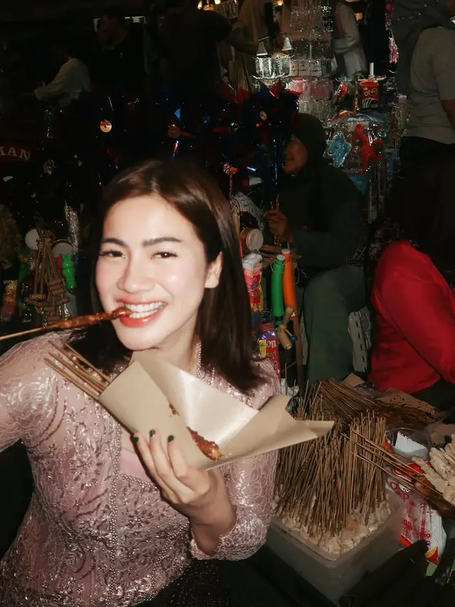 Pesona Khas Gadis Desa dari Felicya Angelista Pakai Kebaya Keliling Yogyakarta